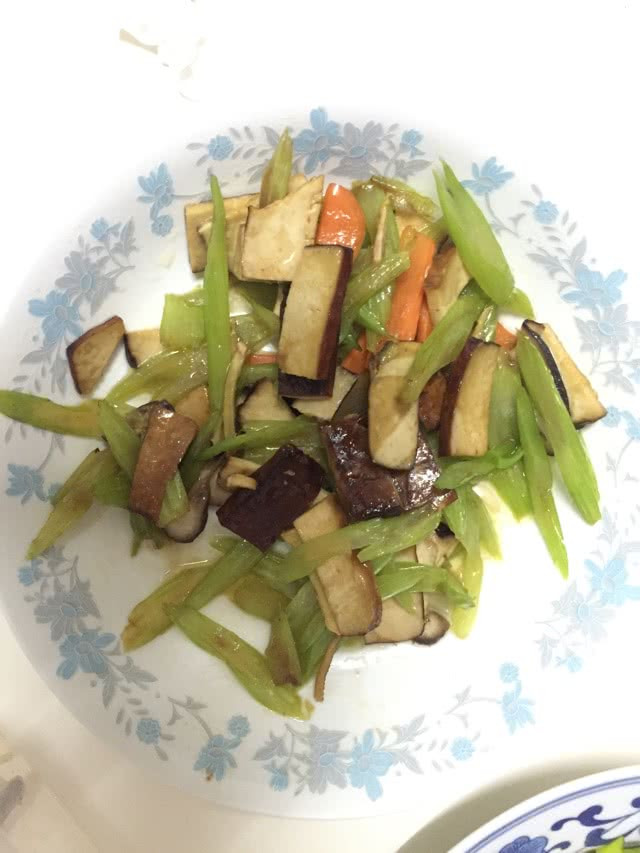芹菜香干的做法