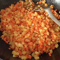 胡萝卜土豆丁的做法图解1