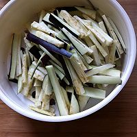 肉沫香菇炒茄子的做法图解1