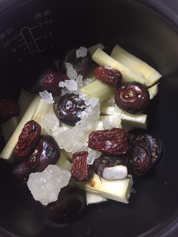 冰糖甘蔗葧荠红枣甜品的做法图解2