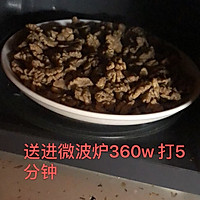 琥珀核桃仁的做法图解2