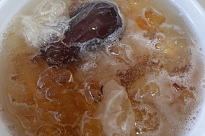 桃胶炖银耳
