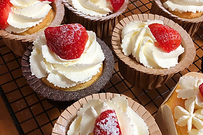 奶油草莓纸杯蛋糕