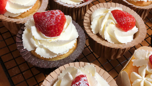 #感恩节烹饪挑战赛#奶油草莓纸杯蛋糕的做法