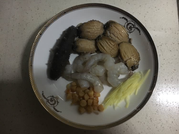 海鲜粥的做法图解1