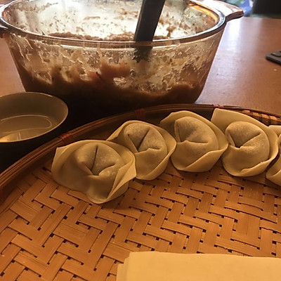 一个挑食的小孩，她/他不知不觉吃了一只茄子—馄饨