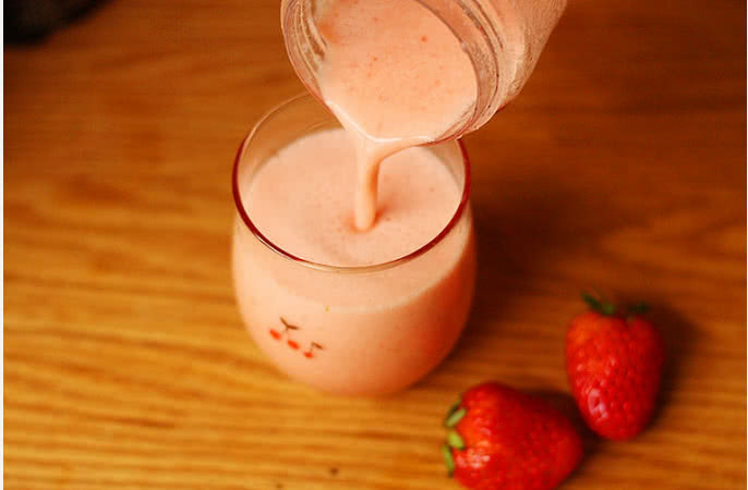 草莓养乐多果汁的做法