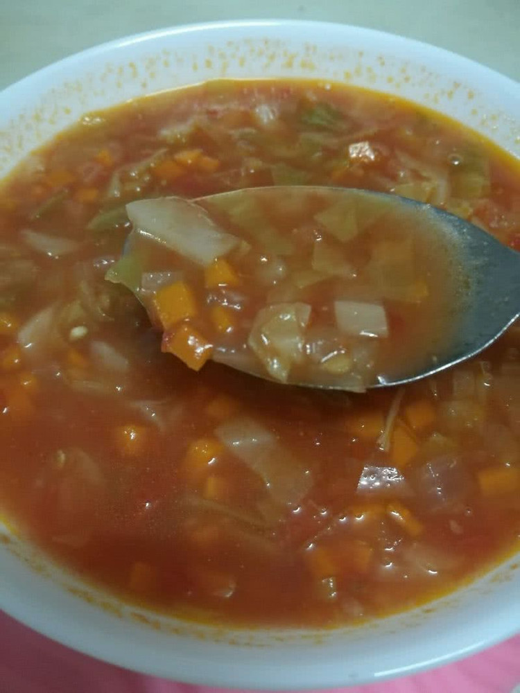 西红柿卷心菜胡萝卜洋葱汤的做法