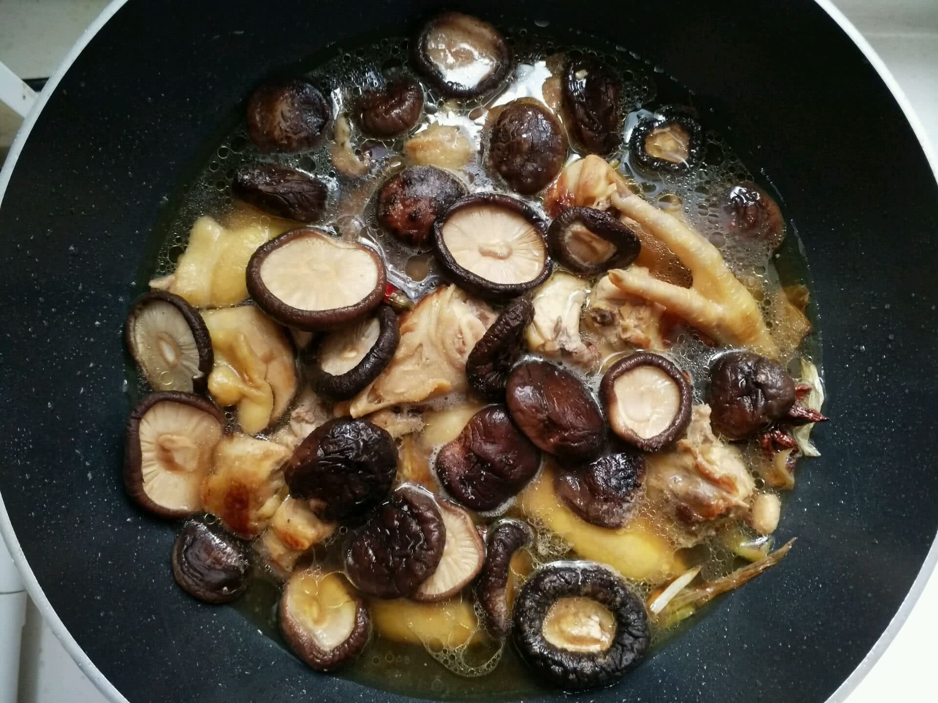 小鸡炖蘑菇怎么做_小鸡炖蘑菇的做法_望月桥｜烘焙时光_豆果美食