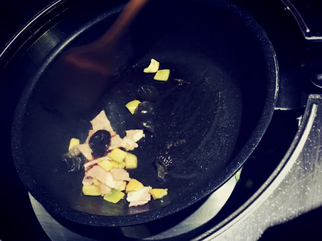 培根彩椒炒蚕豆的做法图解1