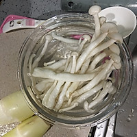 茭白海鲜菇毛豆的做法图解2