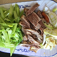 芹菜炒肉的做法图解2