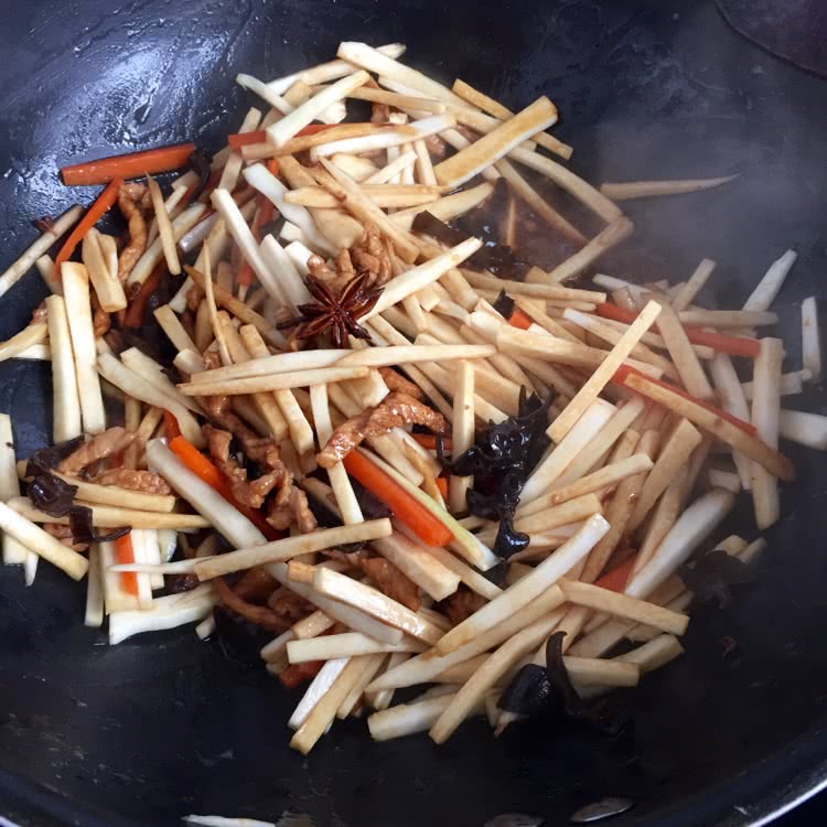 茭白炒肉丝的做法图解4