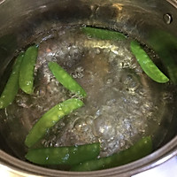 荷兰豆小番茄松软炒蛋的做法图解2