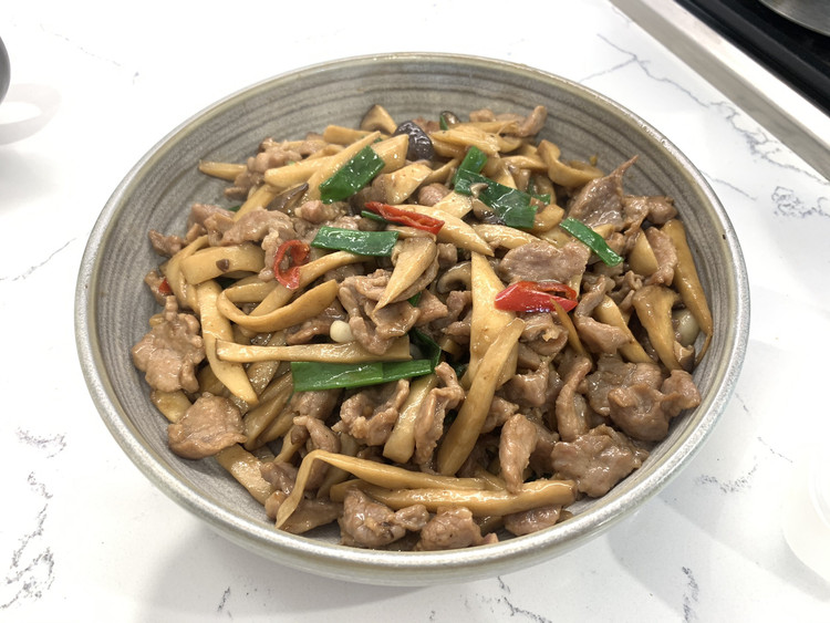 快手家常菜之杏鲍菇炒猪颈肉的做法