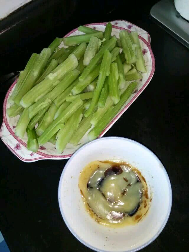 青菜更相信没有多少人吃过吧！这是我怀孕后非常喜欢吃的菜。简单的做法