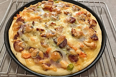 手作披萨饼底的香肠披萨
