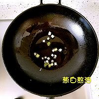 蘑菇火腿胡萝卜炒饭的做法图解2