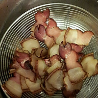 有机花菜炒腊肉的做法图解1