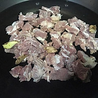 胡萝卜红烧牛肉（炒糖色）的做法图解2