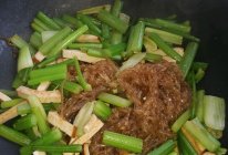 芹菜豆干粉条的做法