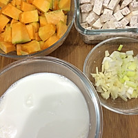 奶香南瓜芋头煲的做法图解2
