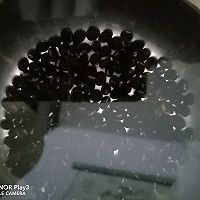 阿胶黑豆土鸡汤的做法图解1