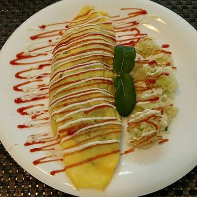 四季豆末炒叉烧肉丁蛋包饭配有机花菜