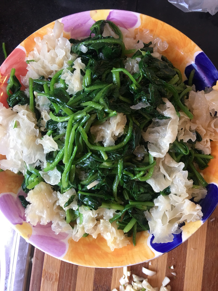 银耳拌菠菜的做法