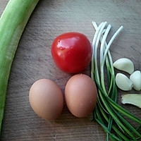 西红柿丝瓜鸡蛋汤的做法图解1