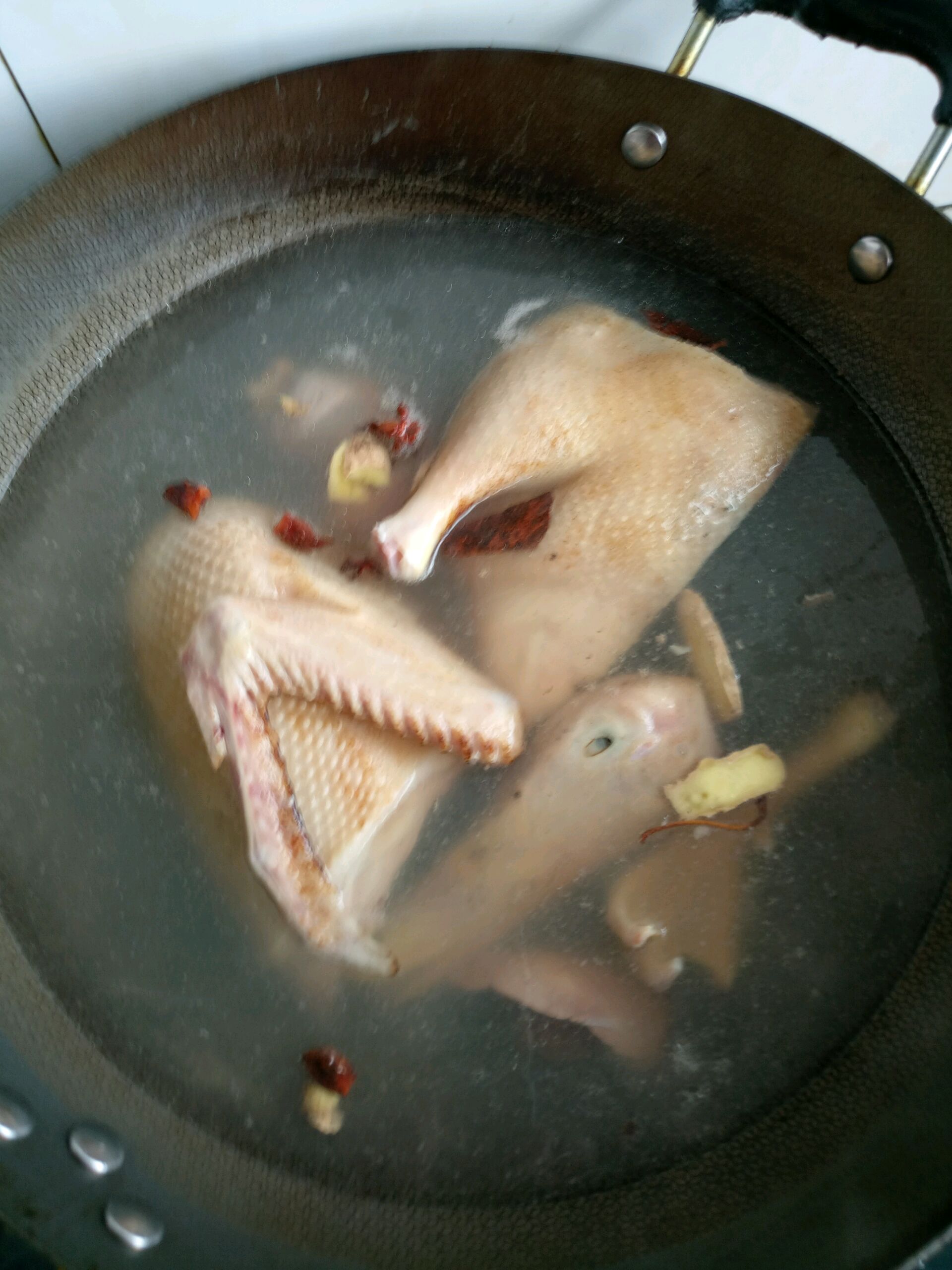 跟老厨师学做砂锅焖鸭，外香里嫩，一点腥味也没有，好吃又过瘾 - 哔哩哔哩