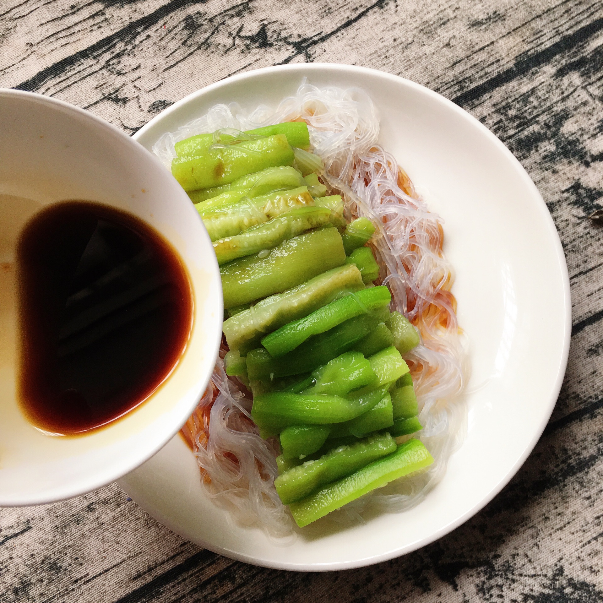 河南人最爱吃的大锅菜冬瓜炖粉条，配上两个馒头那是真得劲 - 哔哩哔哩