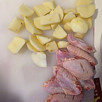 红烧红酒鸡翅炖土豆的做法图解1