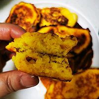 香香的金黄色的新鲜玉米饼的做法图解6