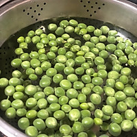 藕片青豆炒腊肉的做法图解2