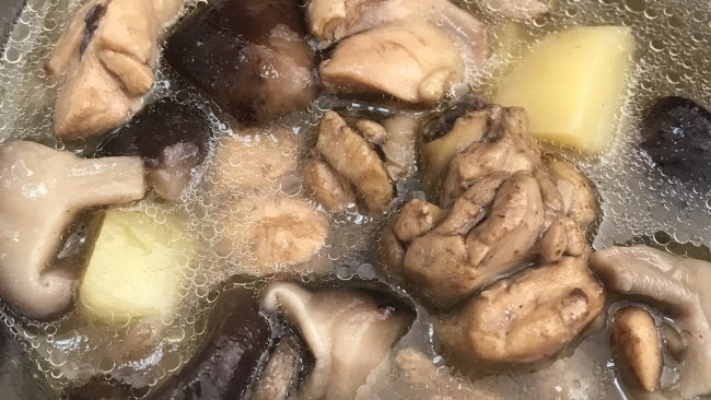 香菇土豆炖鸡腿的做法