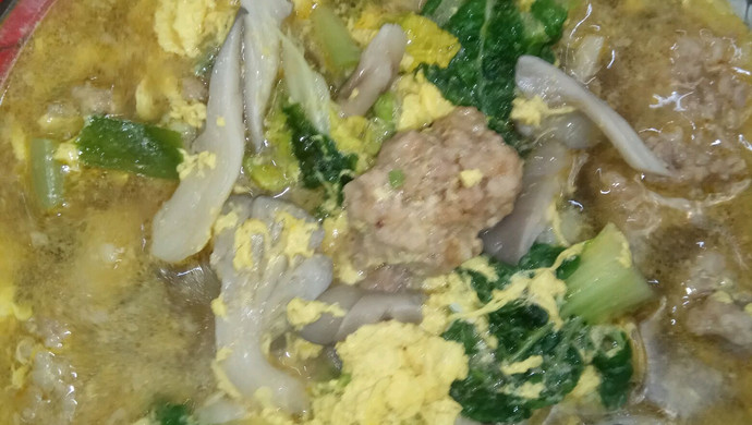 蘑菇青菜肉圆鸡蛋汤