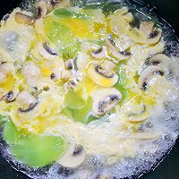 #素食主义#蘑菇莴笋鸡蛋汤的做法图解8