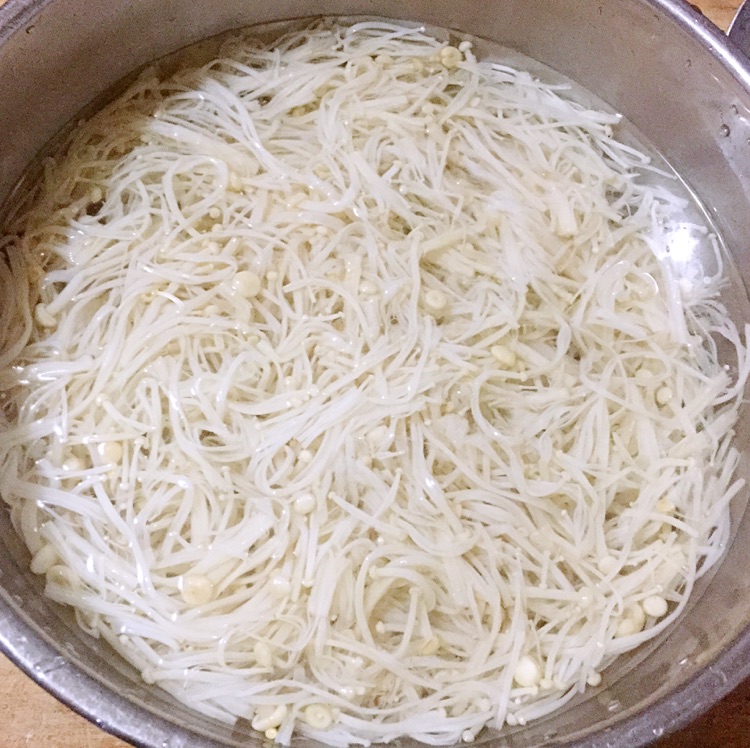 麻辣金针菇的做法图解6