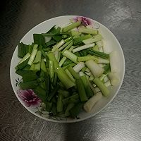 蒜苗炒肉的做法图解1