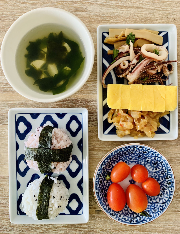 梅子昆布芝麻饭团和玉子烧拌鱿鱼卷海蜇丝及腌笋配豆腐汤的做法