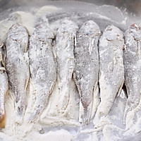 #钟于经典传统味#五香干炸大头宝鱼的做法图解10