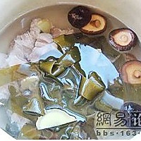 海带排骨汤的做法图解3