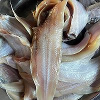 #旅行中的美味#沿海小城特色炸片片鱼的做法图解2