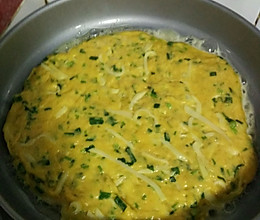 土豆丝香菜鸡蛋葱油饼的做法