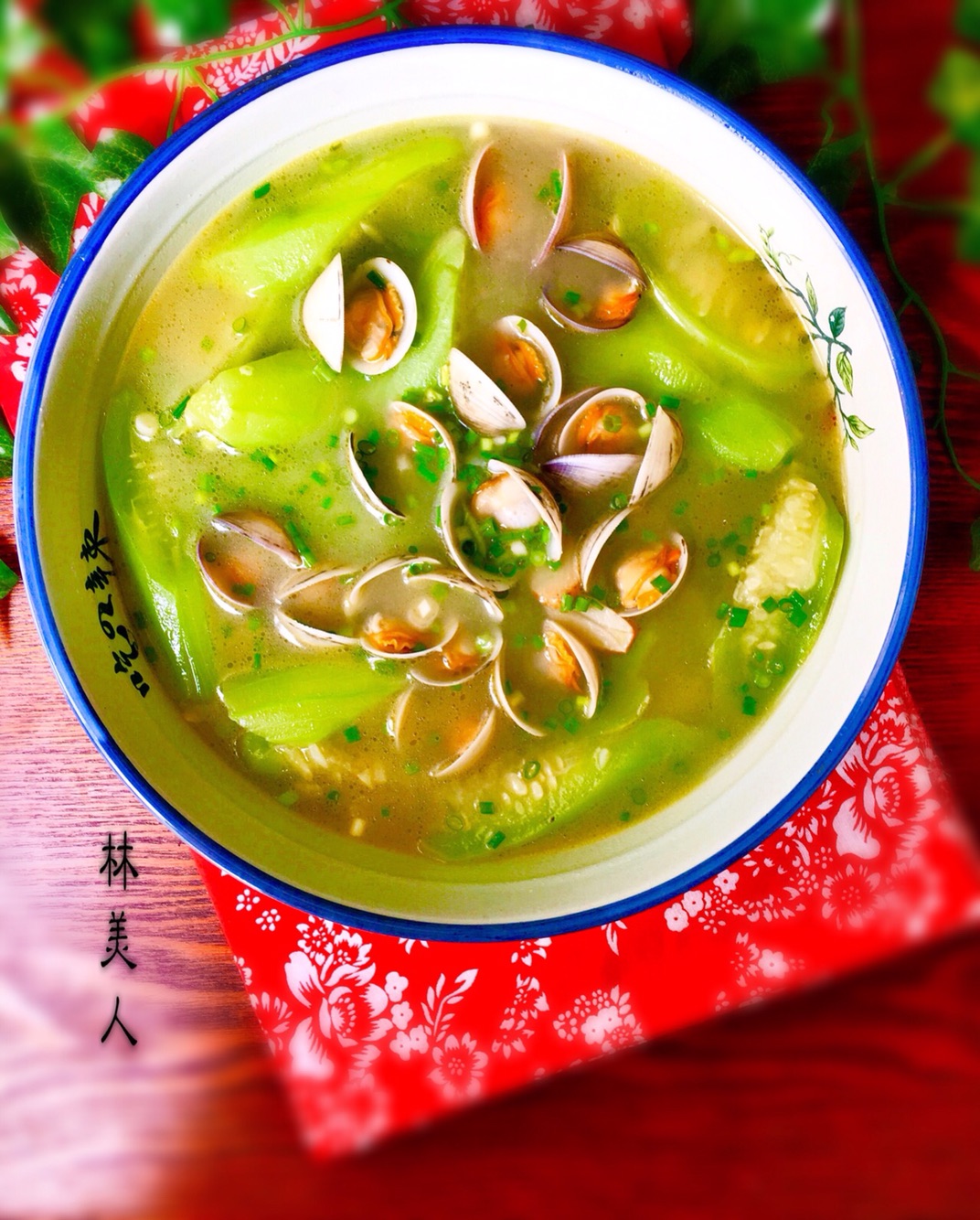 Clam and loofah soup