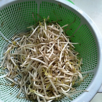 绿豆芽炒灌肠的做法图解1