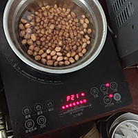 板栗花生猪尾汤的做法图解2