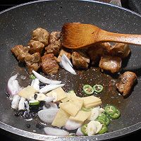 #解腻开胃就吃它#豆豉洋葱炒排骨的做法图解5