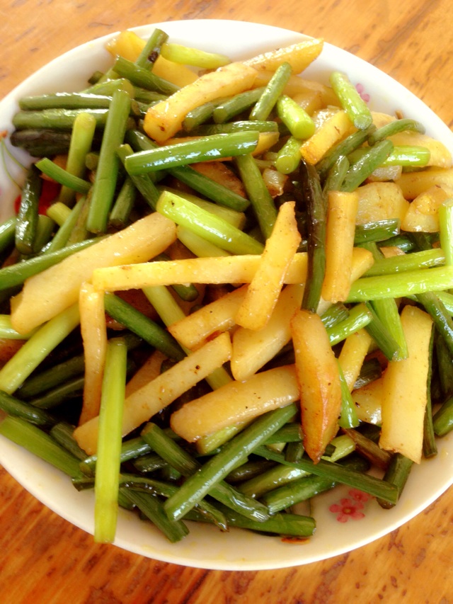 炸土豆条炒蒜苔的做法图解11